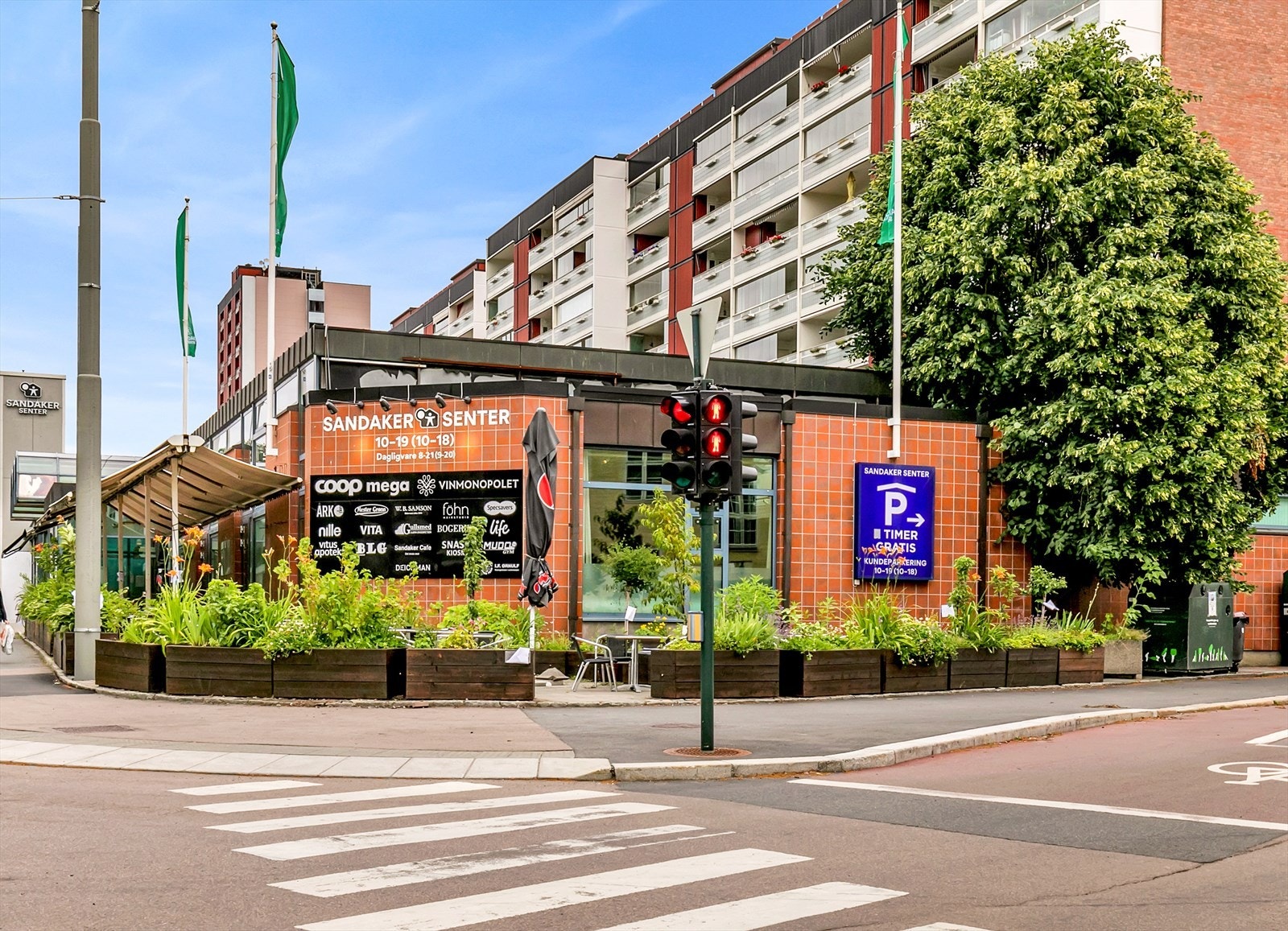 Sandaker Senter med Coop Mega, apotek og diverse butikker ligger kun få minutters gange unna. Galleribilde