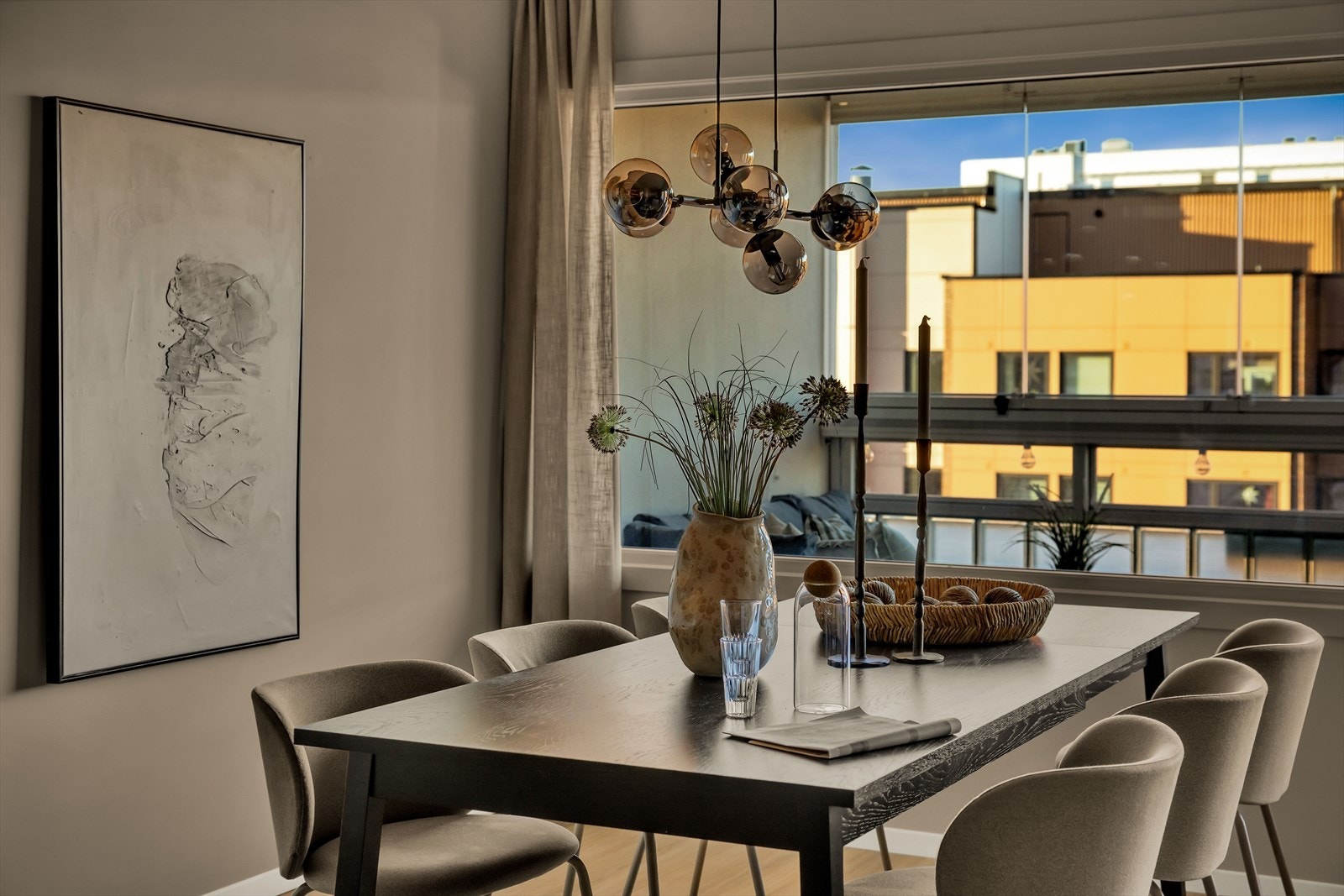 Her ligger alt til rette for å invitere venner og familie til hyggelige måltider og sosiale sammenkomster. Galleribilde