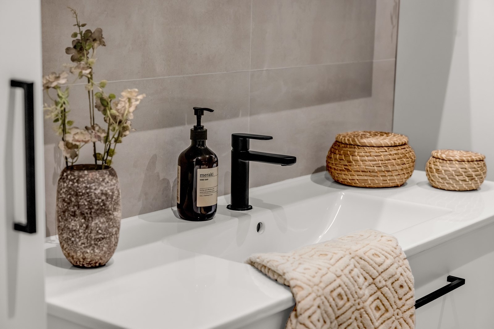 Moderne innredning med heldekkende servant og speilskap med integrert belysning. Galleribilde