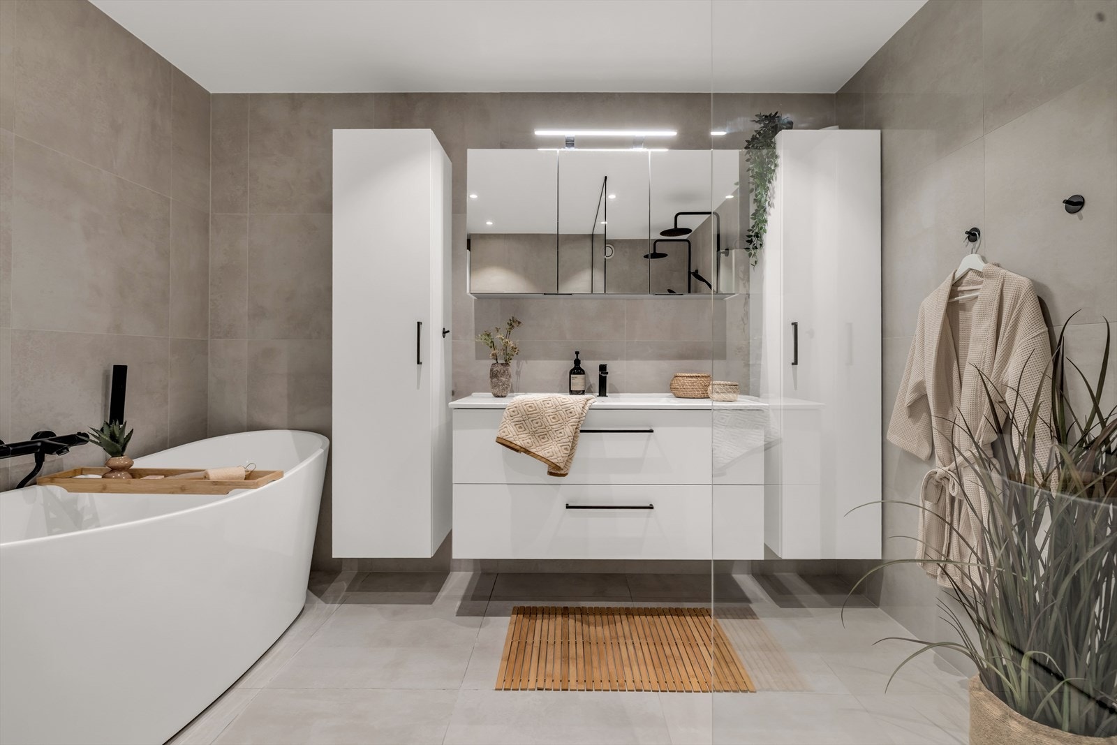 Rommet er utstyrt med både badekar og et romslig dusjhjørne. Galleribilde