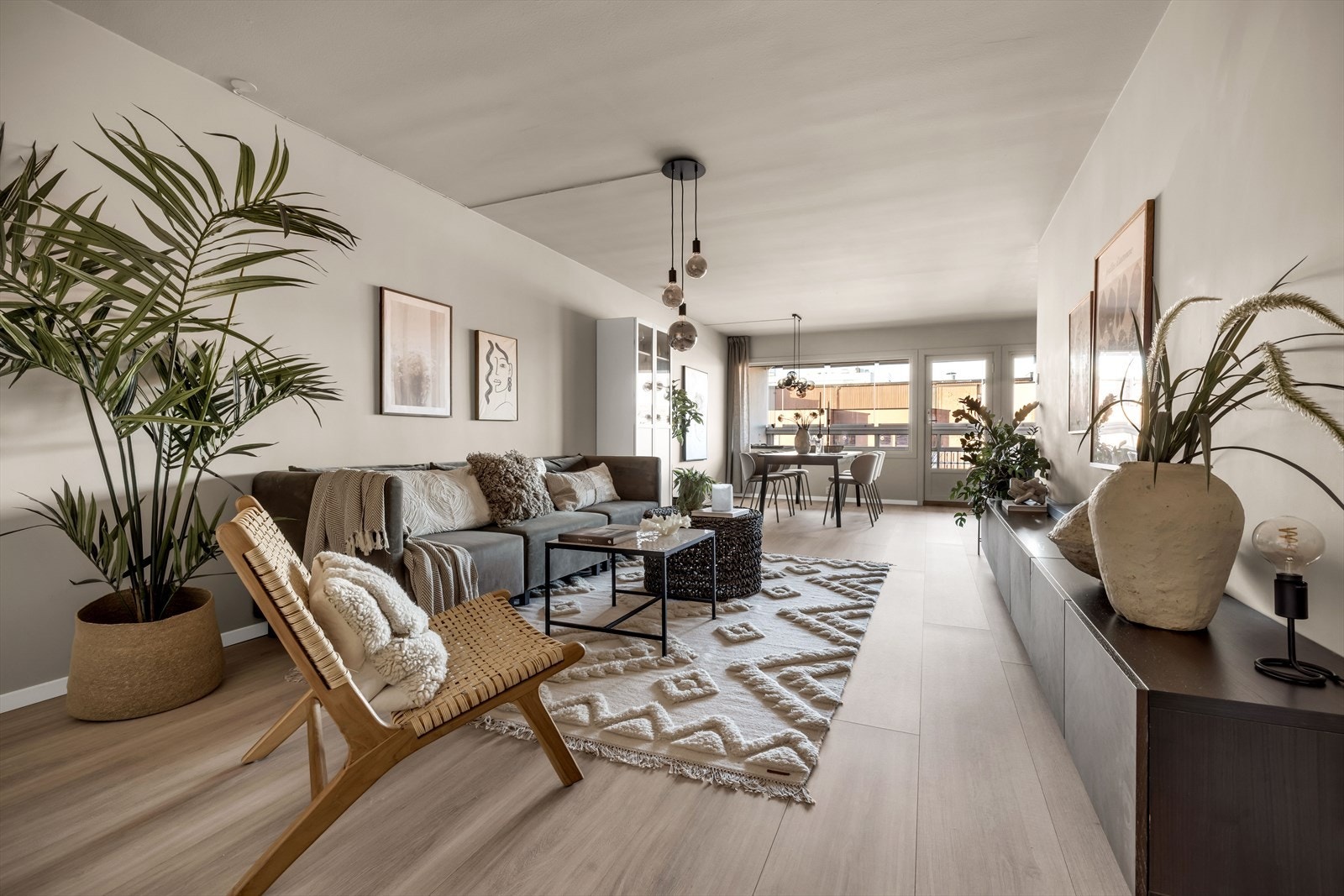 Stuen har lyst laminatgulv med varmefolie for ekstra komfort, og god plass til sofagruppe og spisegruppe. Galleribilde