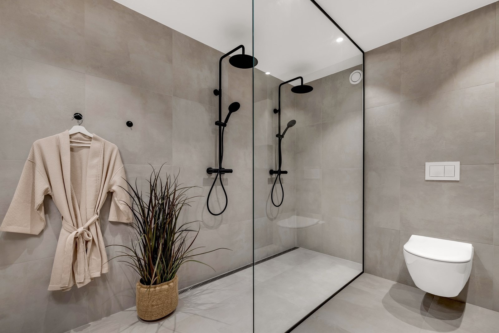 Badet har veggmontert toalett og downlights i himlingen. Galleribilde