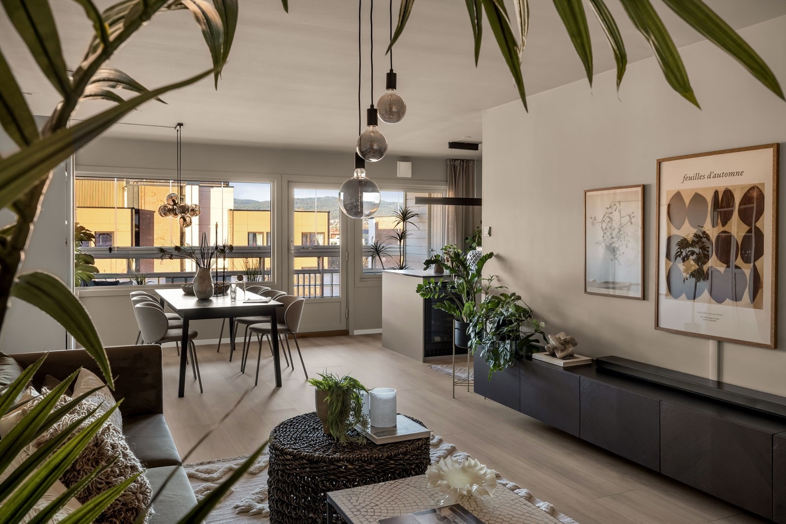 Den åpne løsningen mellom stue og kjøkken skaper et sosialt og innbydende samlingspunkt. Galleribilde