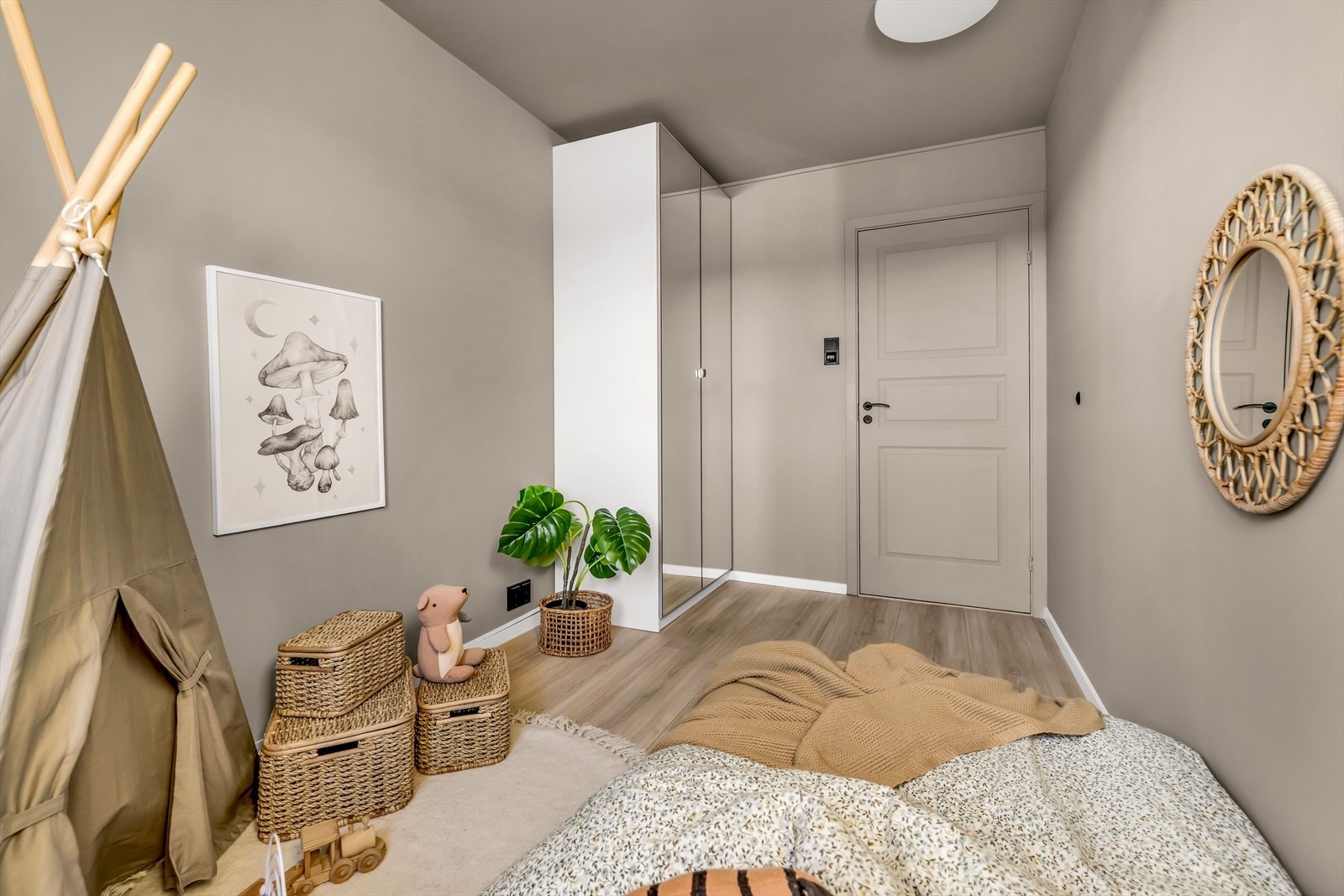 Også dette soverommet har et garderobeskap med speilfronter for effektiv oppbevaring. Galleribilde