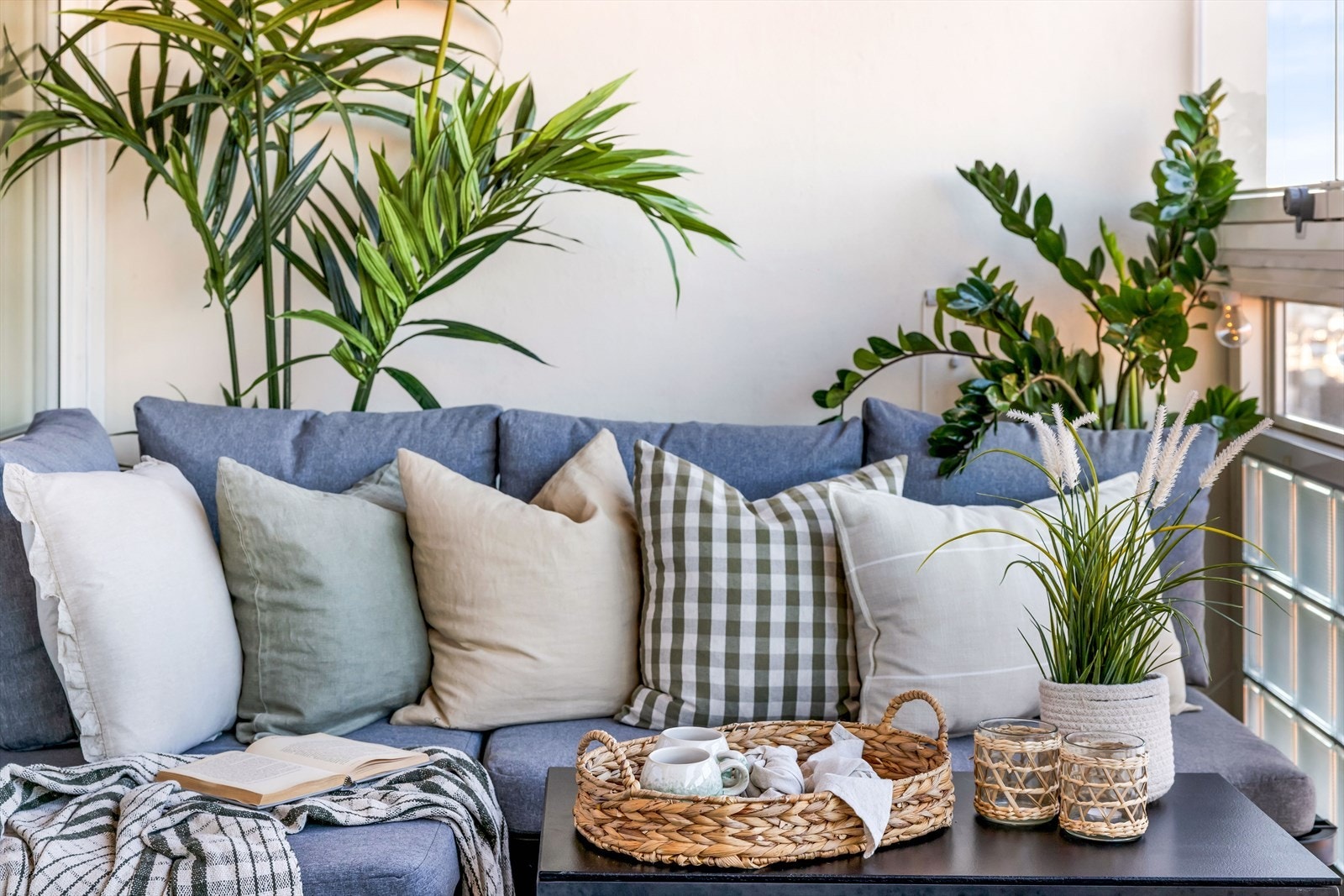 Innglassingen fra 2024 gjør balkongen til et anvendelig uterom store deler av året. Galleribilde