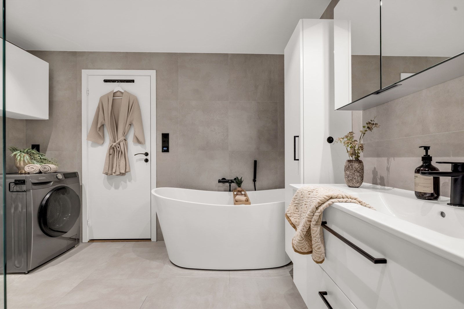 Her er det termostatstyrt gulvvarme for ekstra komfort, samt opplegg for vaskemaskin. Galleribilde