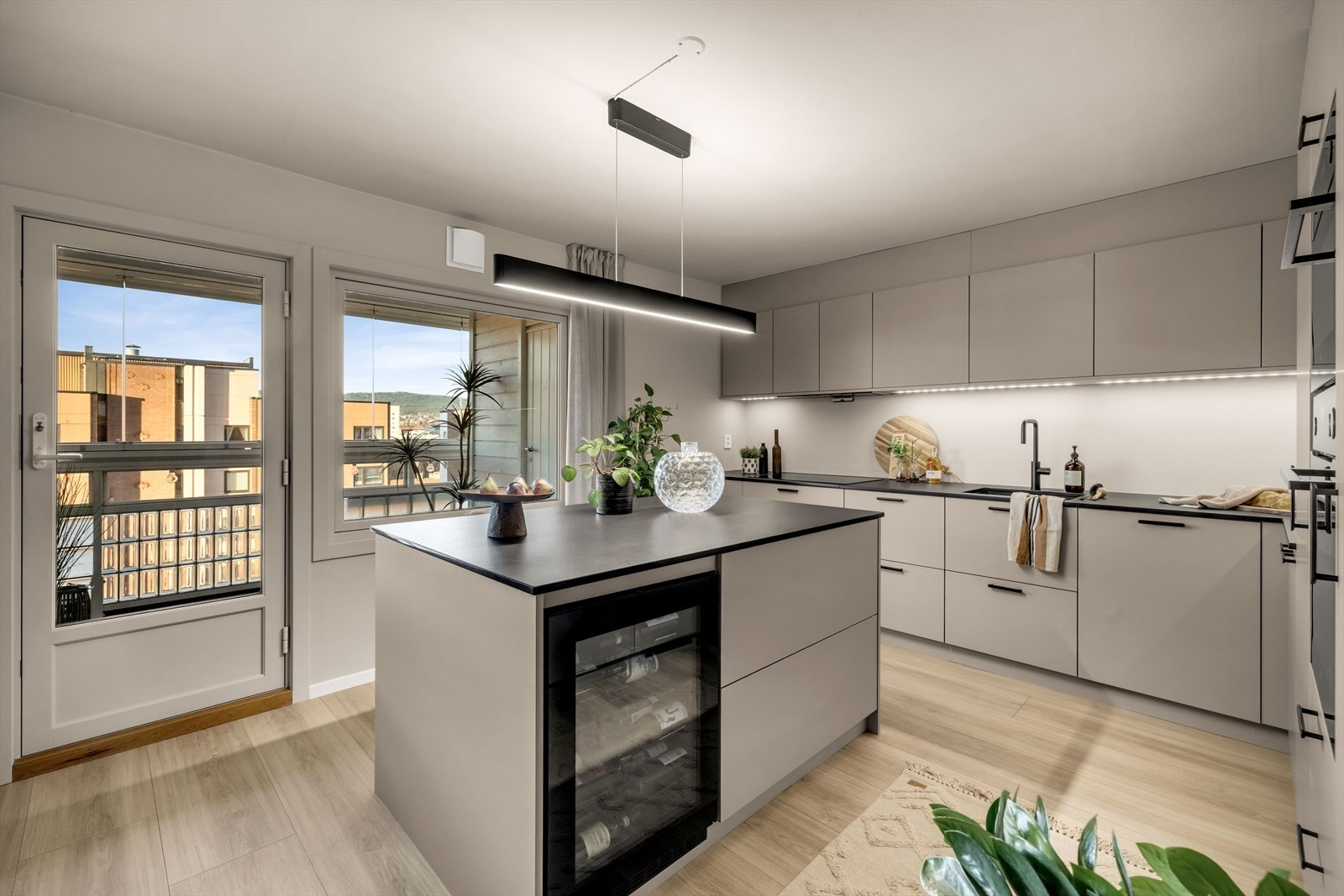 Et eget, integrert vinskap er plassert i kjøkkenøya. Galleribilde