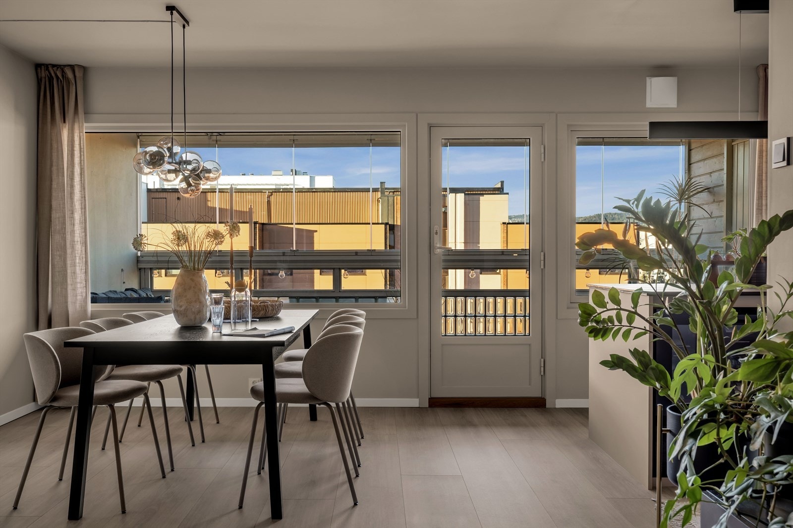 Vinduer og dør mot balkongen ble skiftet i 2020, og gir god lysinnslipp til leiligheten. Galleribilde