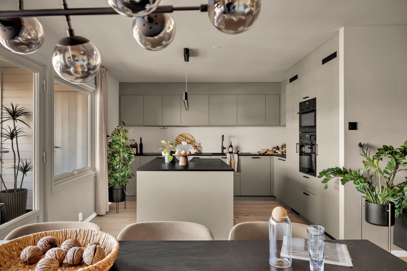 En innbydende og påkostet 4-roms toppleilighet midt på Sandaker, omfattende rehabilitert i 2023. Galleribilde