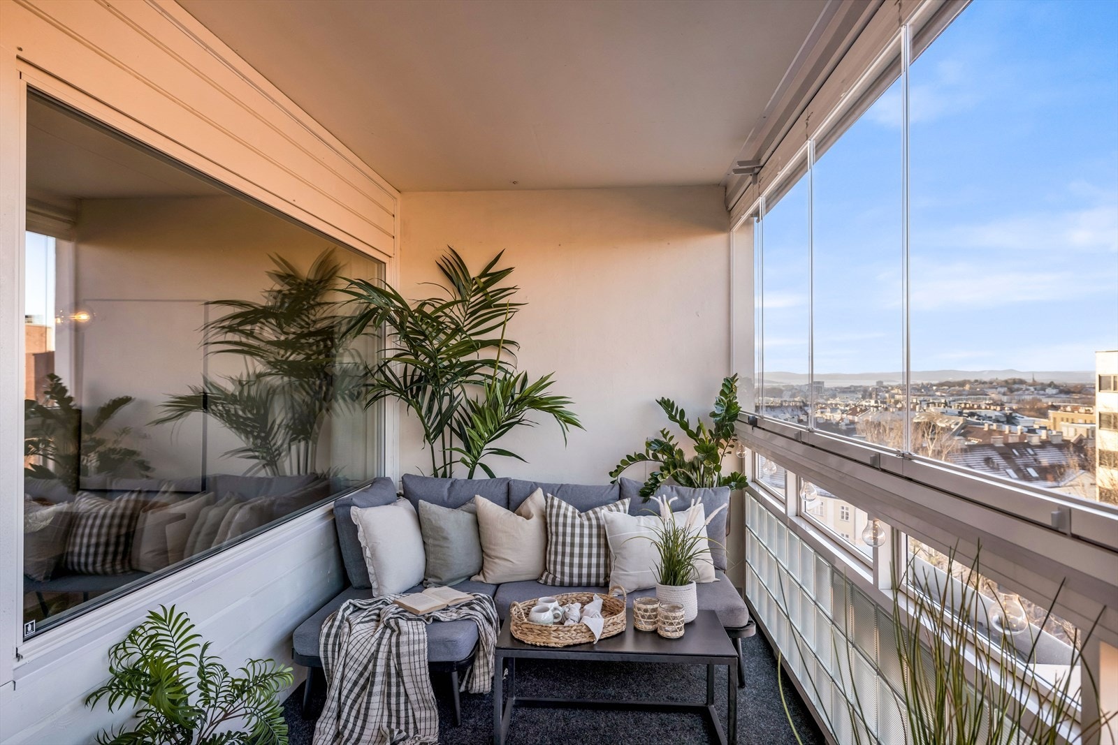 Den vestvendte, innglassede balkongen på 12 m² har god plass til sittegruppe og gir utsikt over Oslo. Galleribilde