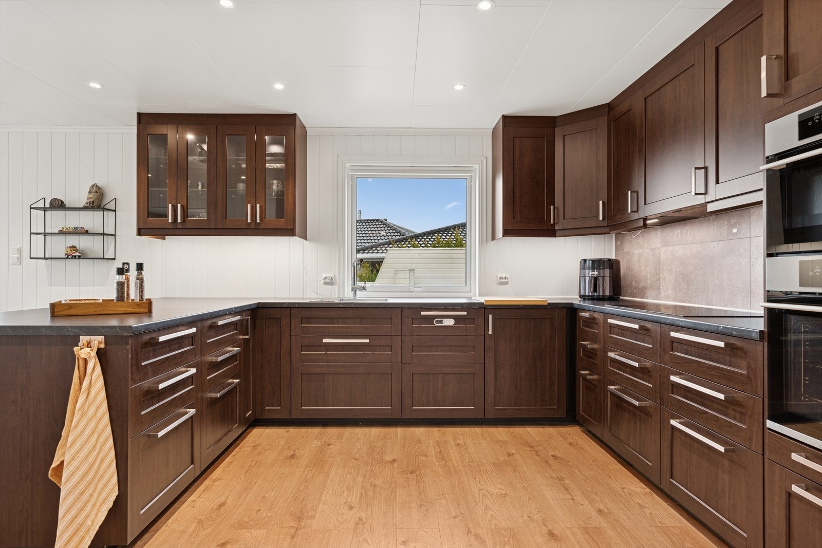 Kjøkkenet er fra 2017 og har en innredning med glatte fronter og laminert benkeplate. Galleribilde