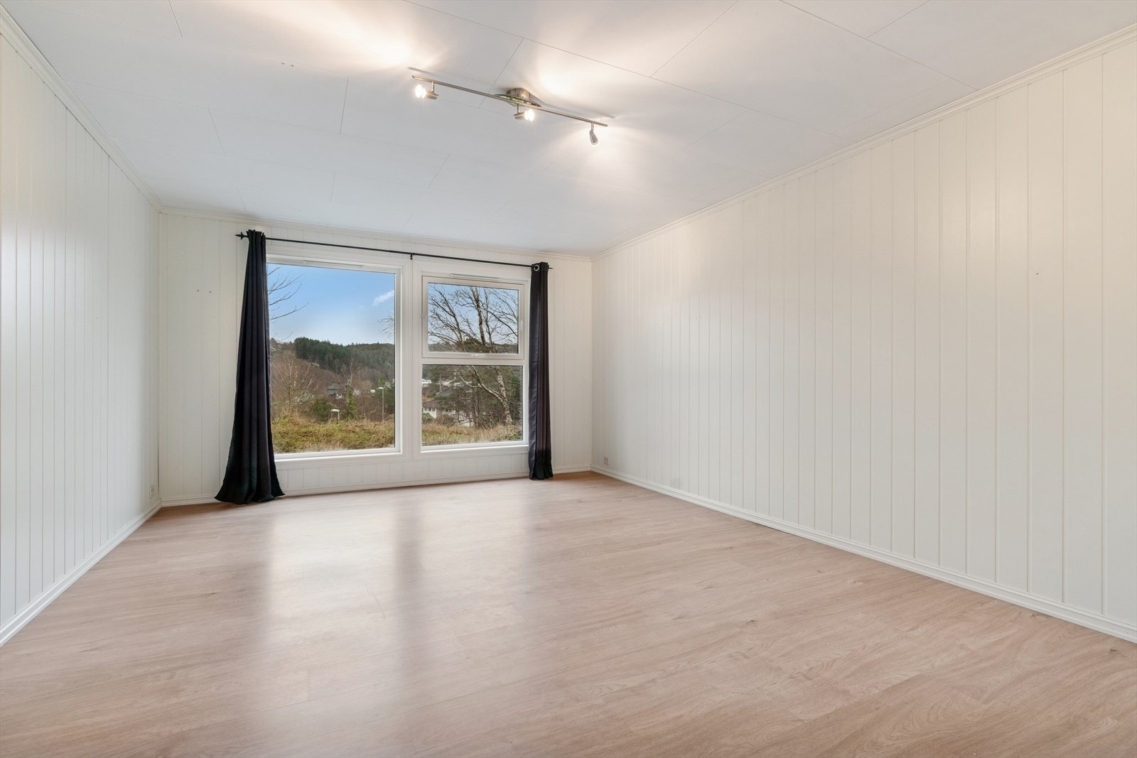 Tilleggsdel innredet som soverom - ikke bruksendret eller godkjent som rom for varig opphold. Se punkt "Ferdigattest". Galleribilde