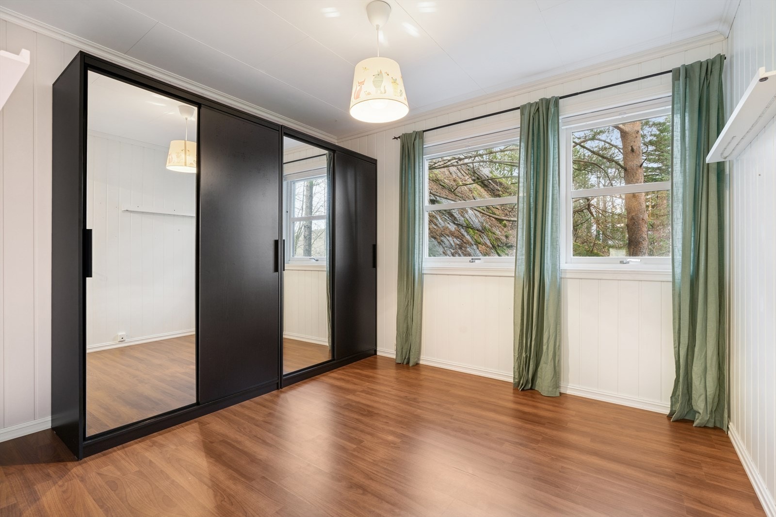 Det er to soverom i første etasje og et soverom i underetasjen. Galleribilde