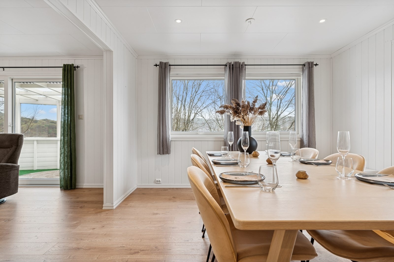 På hovedplanet ligger kjøkkenet med åpen løsning mot spisestuen, som videre gir tilgang til peisestue og deretter en TV-stue. Galleribilde