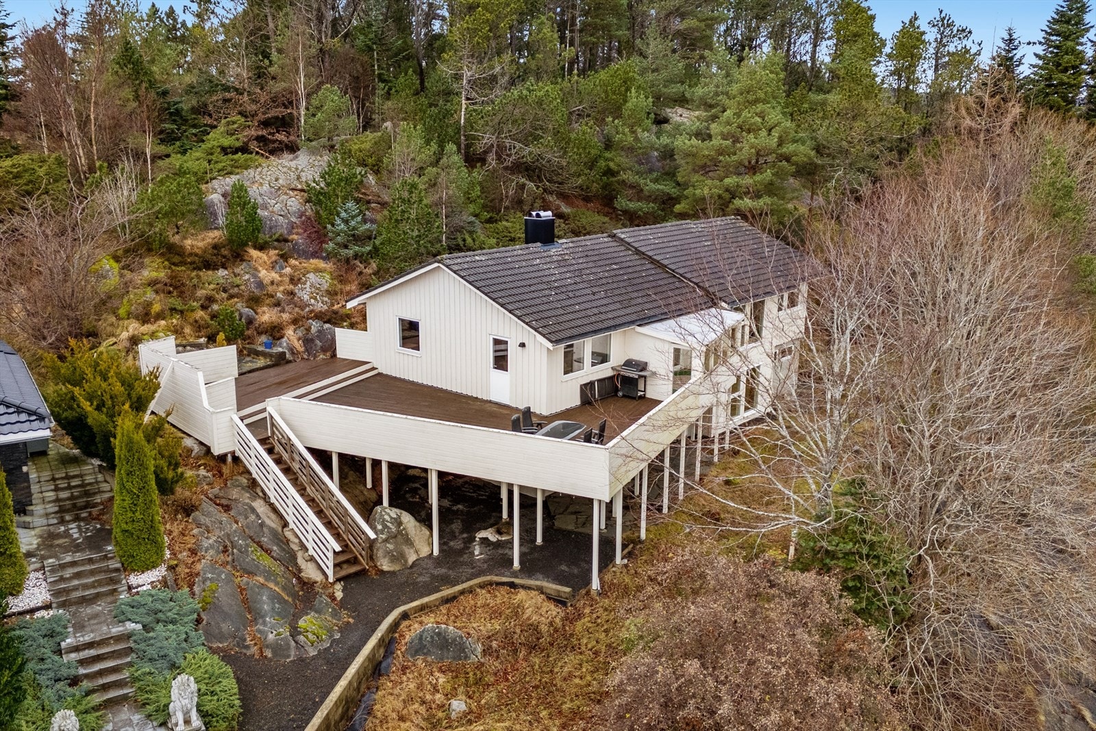Nysundveien 17 er beliggende i et rolig og etablert boligområde i Åsane, med naturskjønne omgivelser. Galleribilde