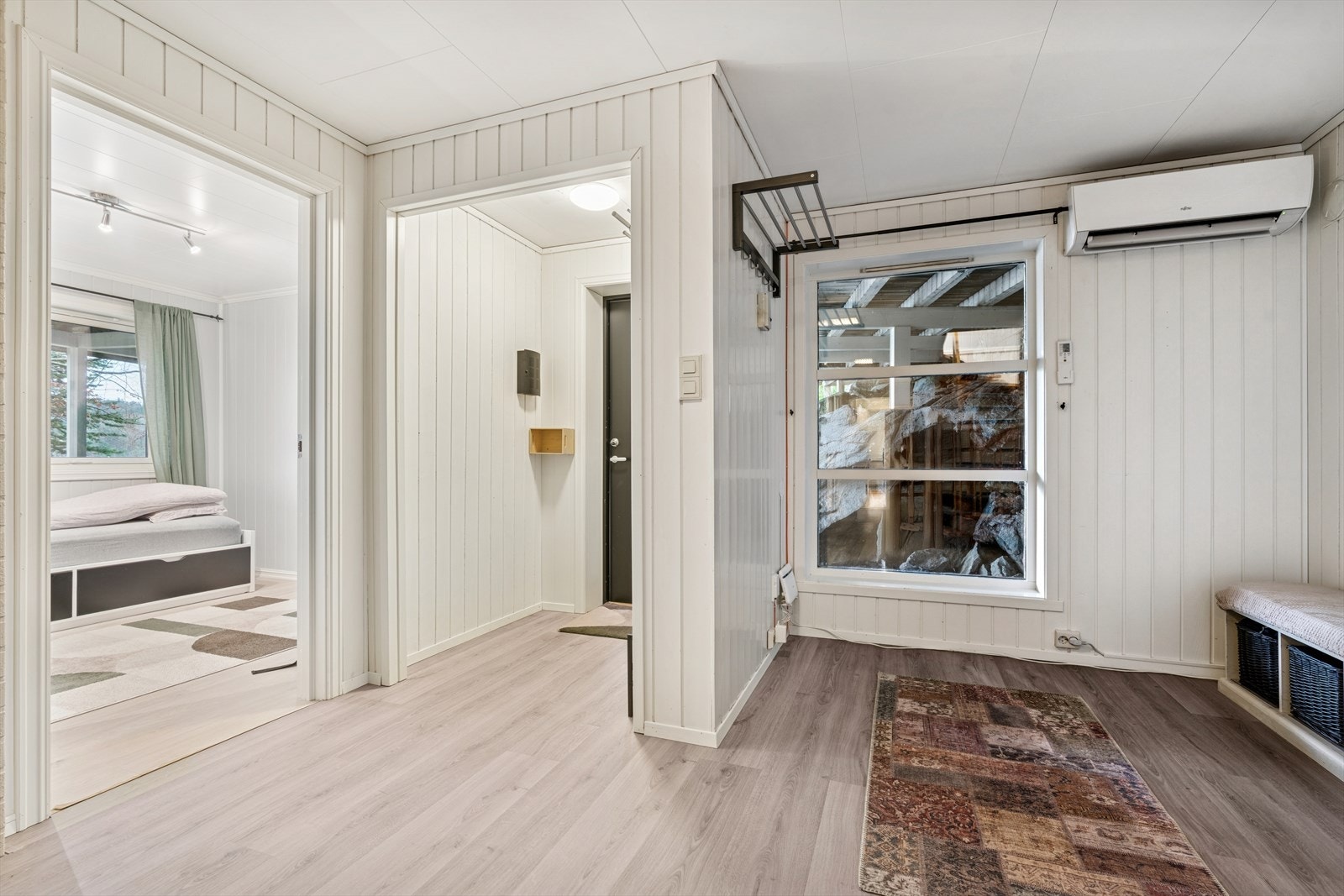 I hallen i underetasjen er det etablert både peisovn og varmepumpe. Galleribilde