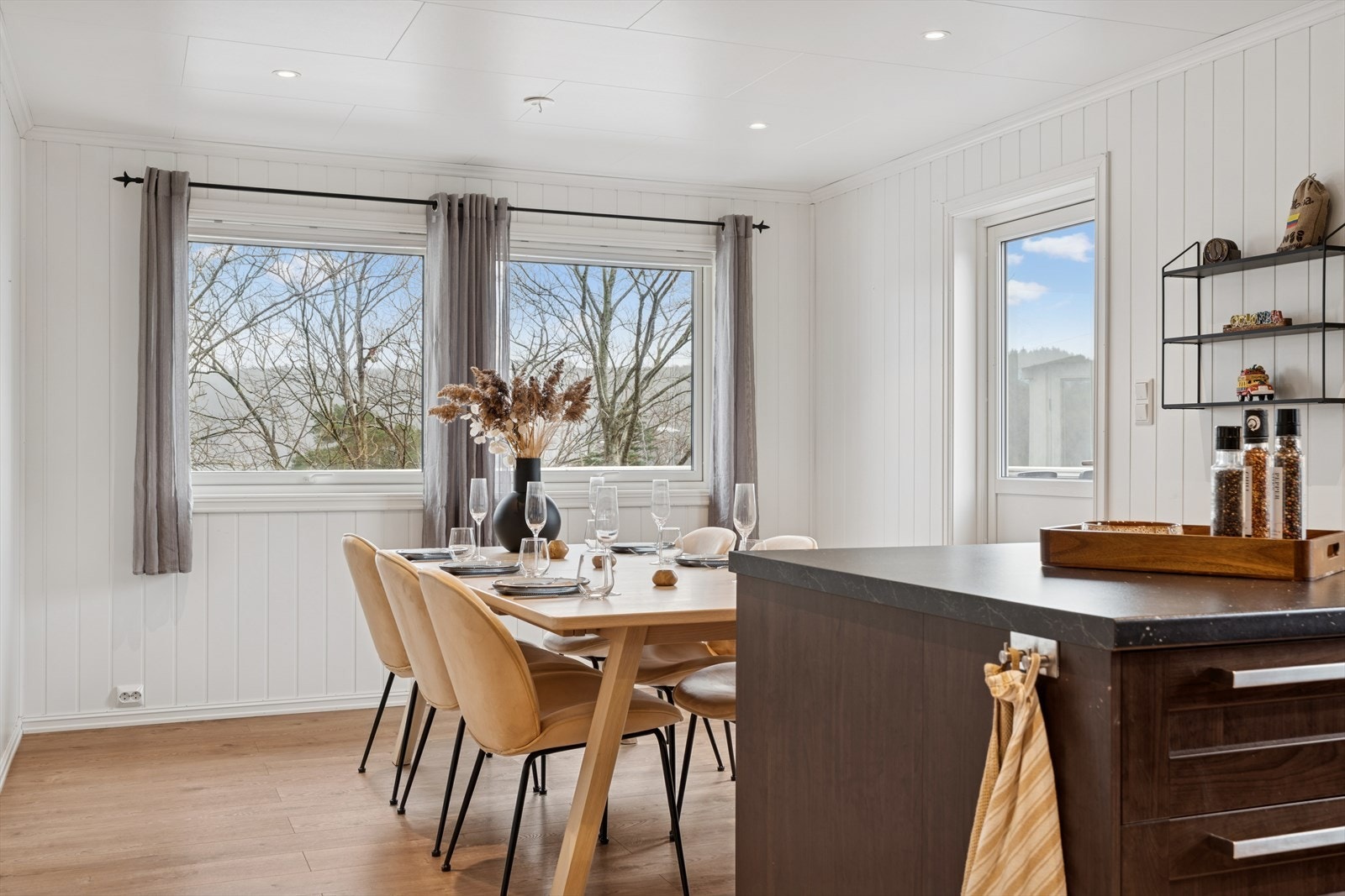 Fra kjøkkenet kan det nytes fin havutsikt. Galleribilde