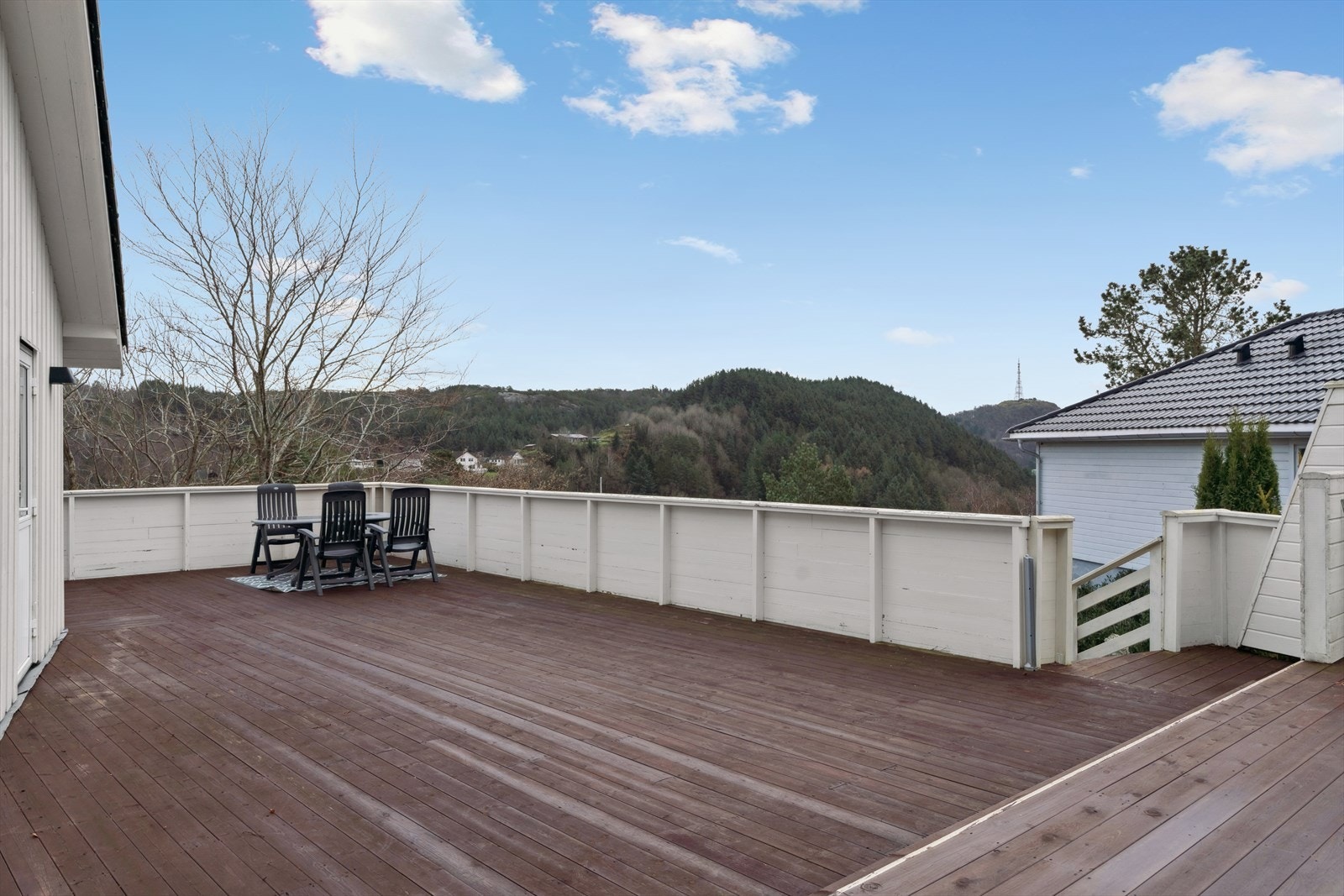 Det er rikelig med plass til utemøblement og grill. Galleribilde