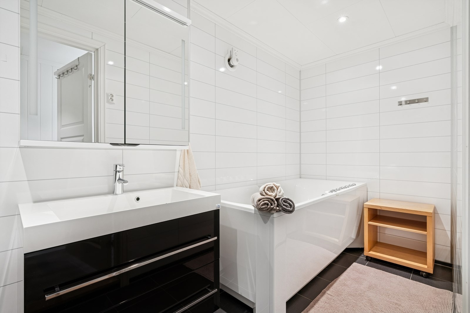 Badet i underetasjen har fliser på gulvet, samt våtromsplater på vegger. Galleribilde