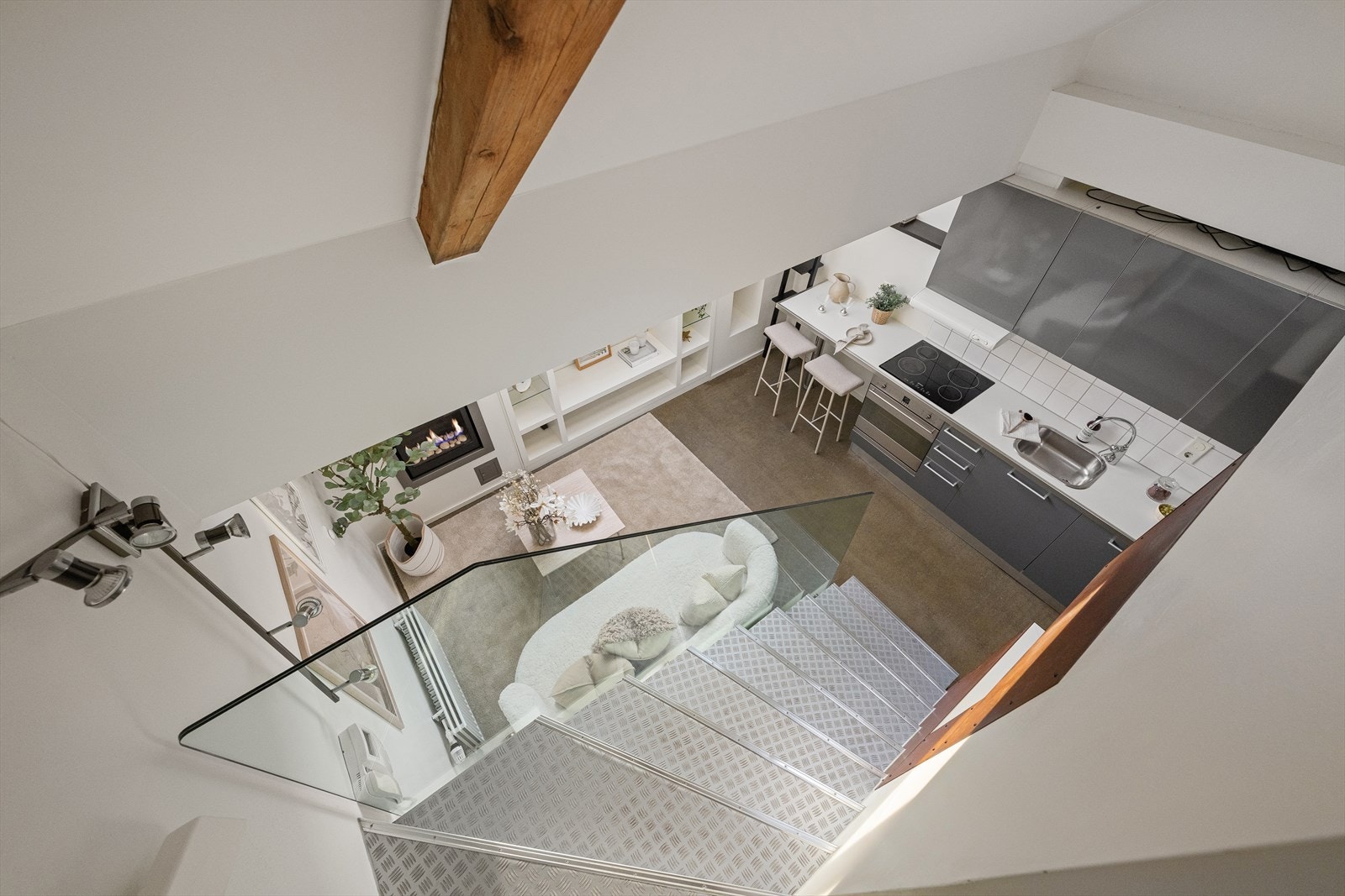 Lufitg planløsning med trapp opp til hemsen. Galleribilde