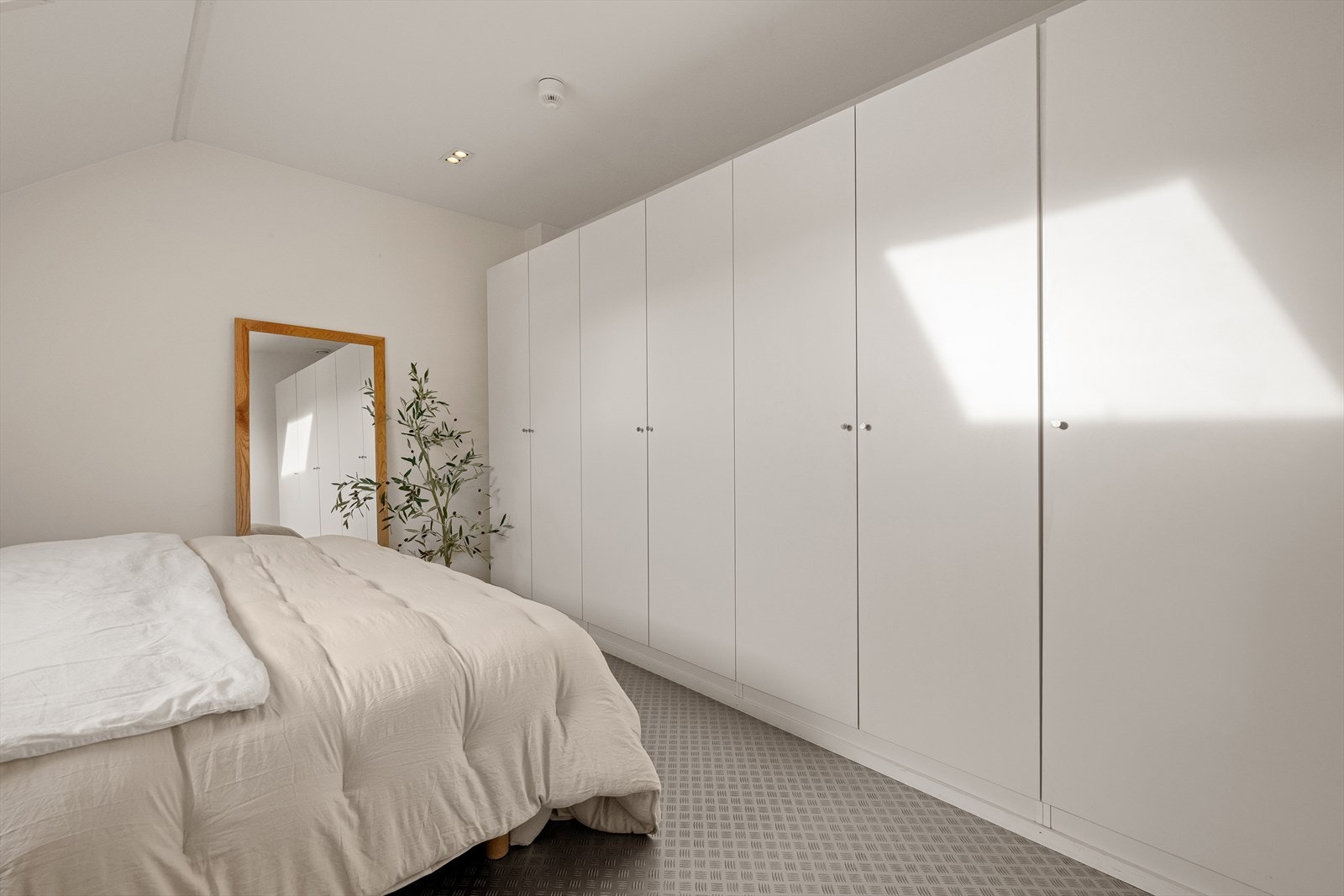 Lyst og romslig soverom med stor garderobeløsning som medfølger i handelen. Galleribilde