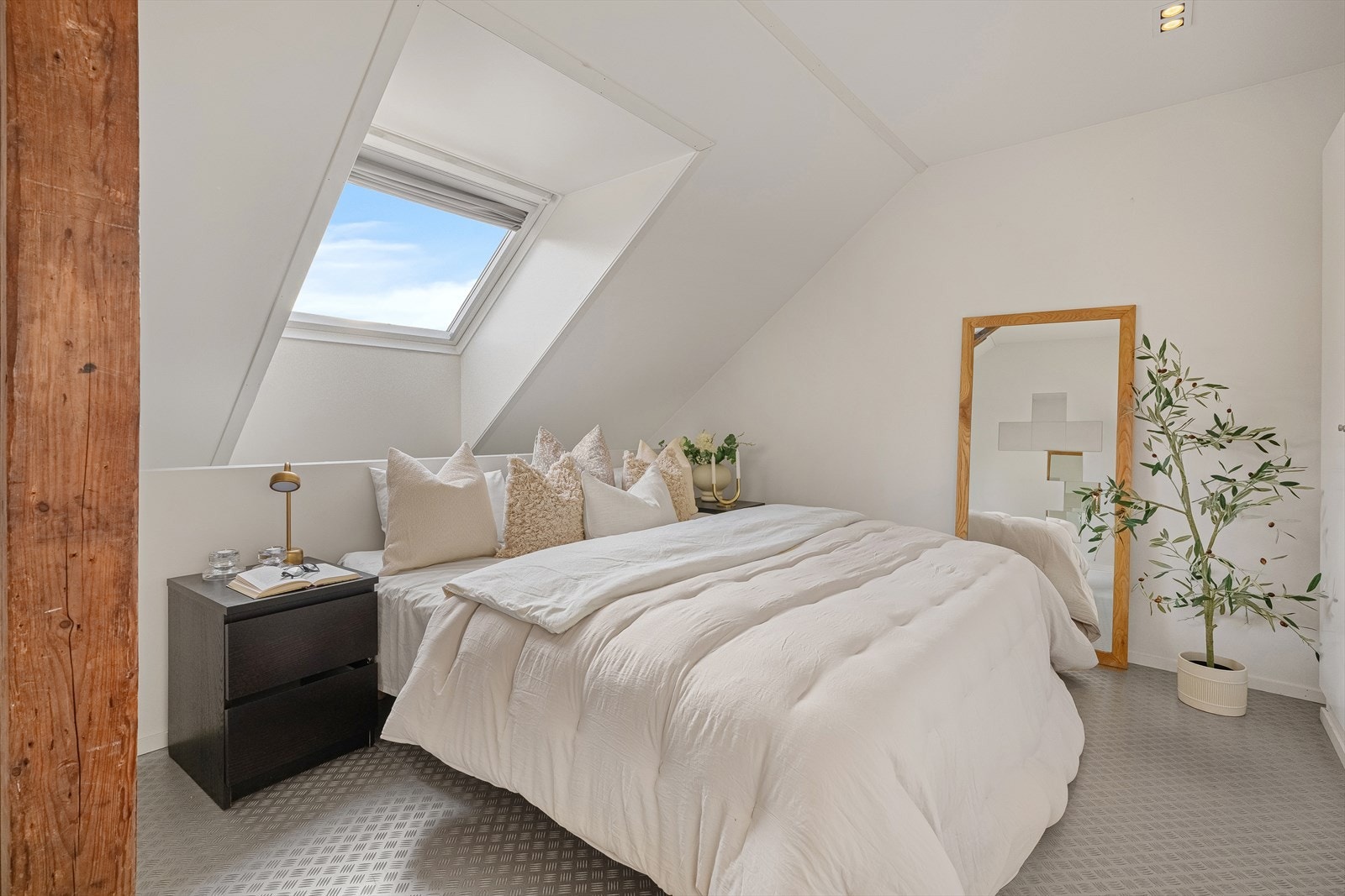 Lys og stilren hems med god plass til dobbeltseng og garderobeløsning. Galleribilde