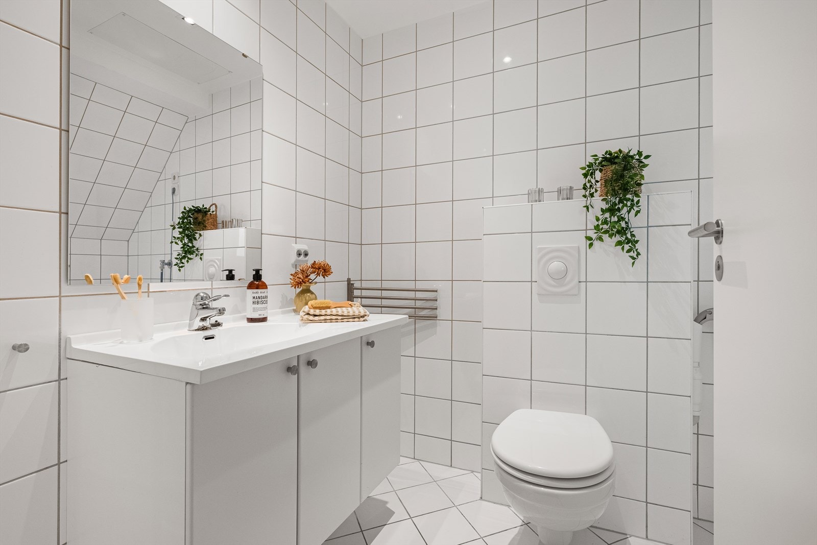 Hellfiset bad utført med servant og toalett. Varme i gulv og oppkobling til vaskemaskin. Galleribilde