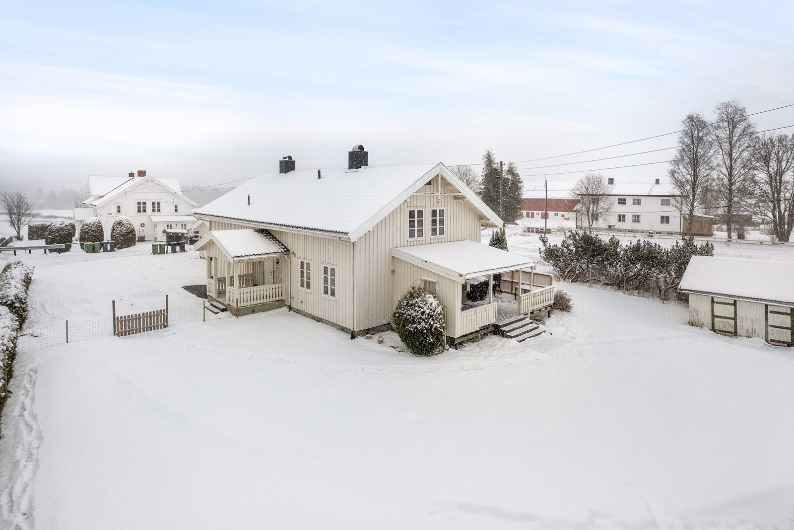 Eneboligen går over to plan pluss loft; et sjarmerende trehus med mye sjel og historie. Galleribilde