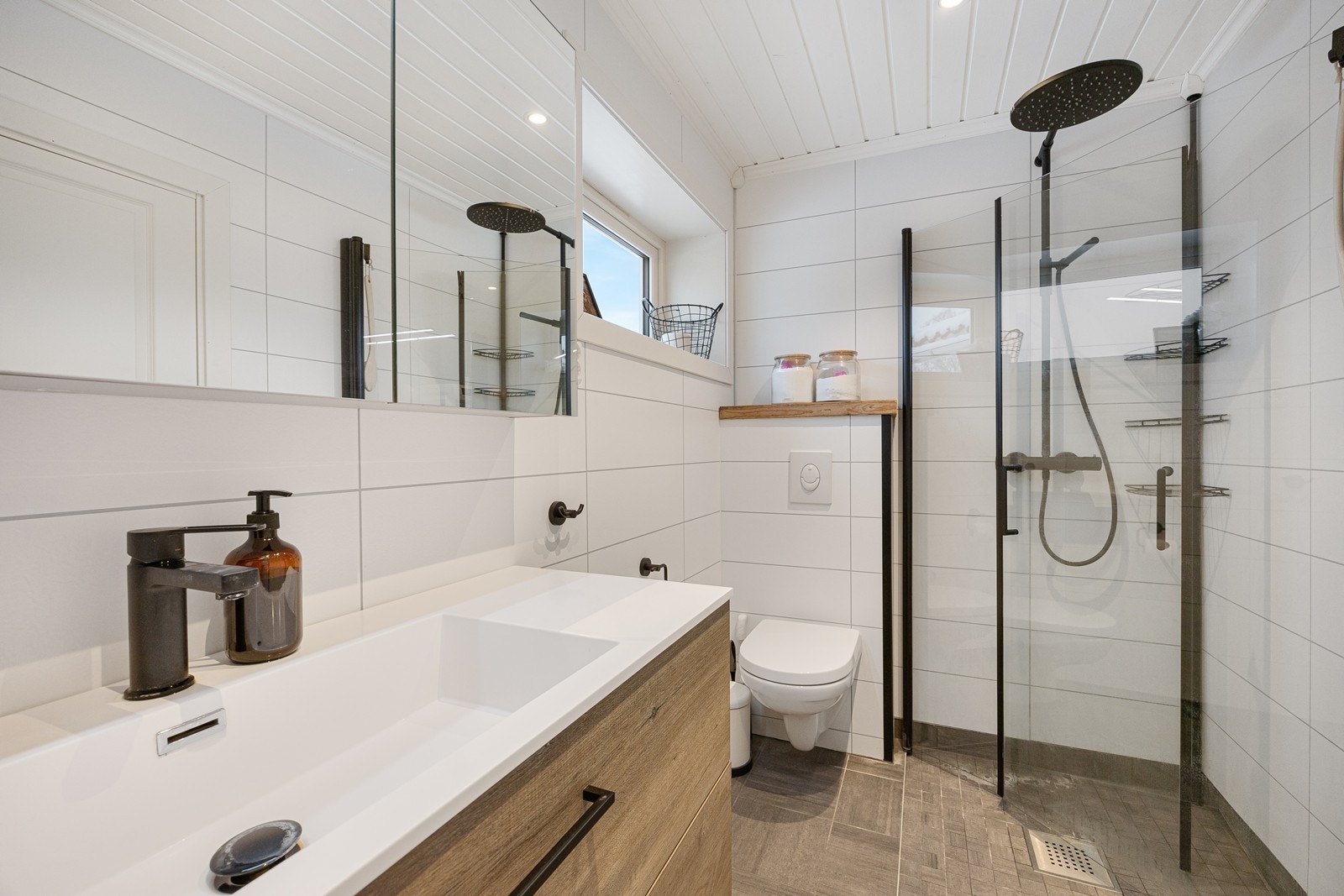 Dagene får en god start på badet, stilfullt pusset opp i 2022. Galleribilde