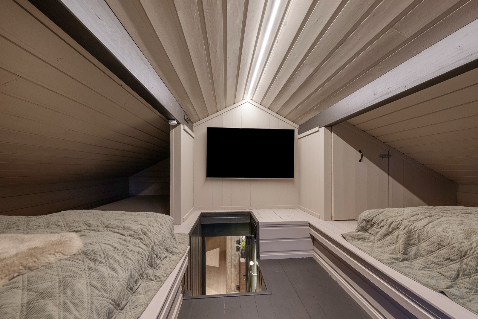 I andre enden er det lagerrom hvor ny varmtvannsbereder er installert. Galleribilde