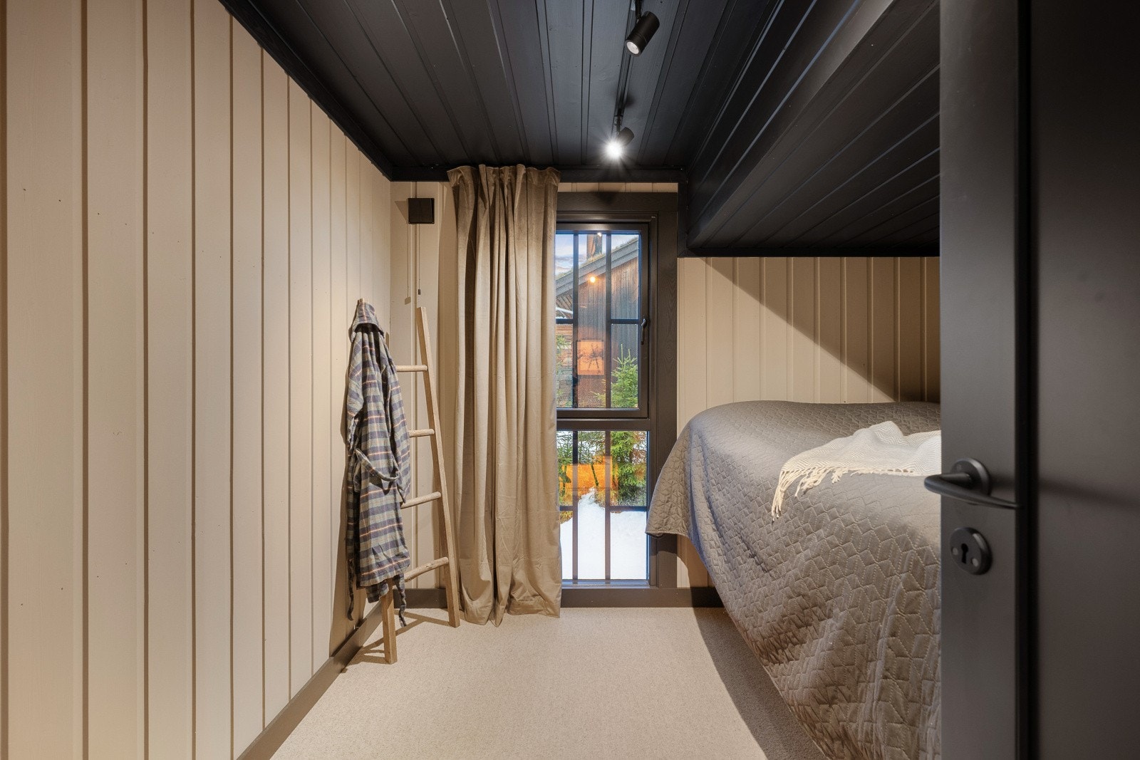 Soverom med plassbygde senger og vegg-til-vegg-teppe. Soverommet har plass til køyeseng, som gir to ekstra sengeplasser. Galleribilde