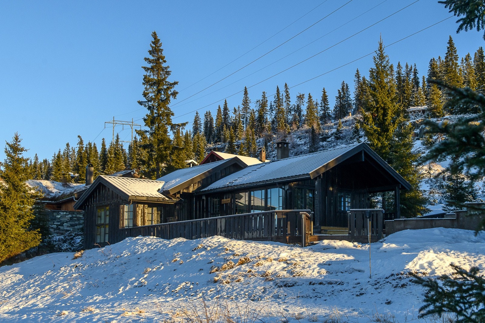 Hytta ble bygget i 1993 med tilhørende anneks og har en romslig tomt. Galleribilde