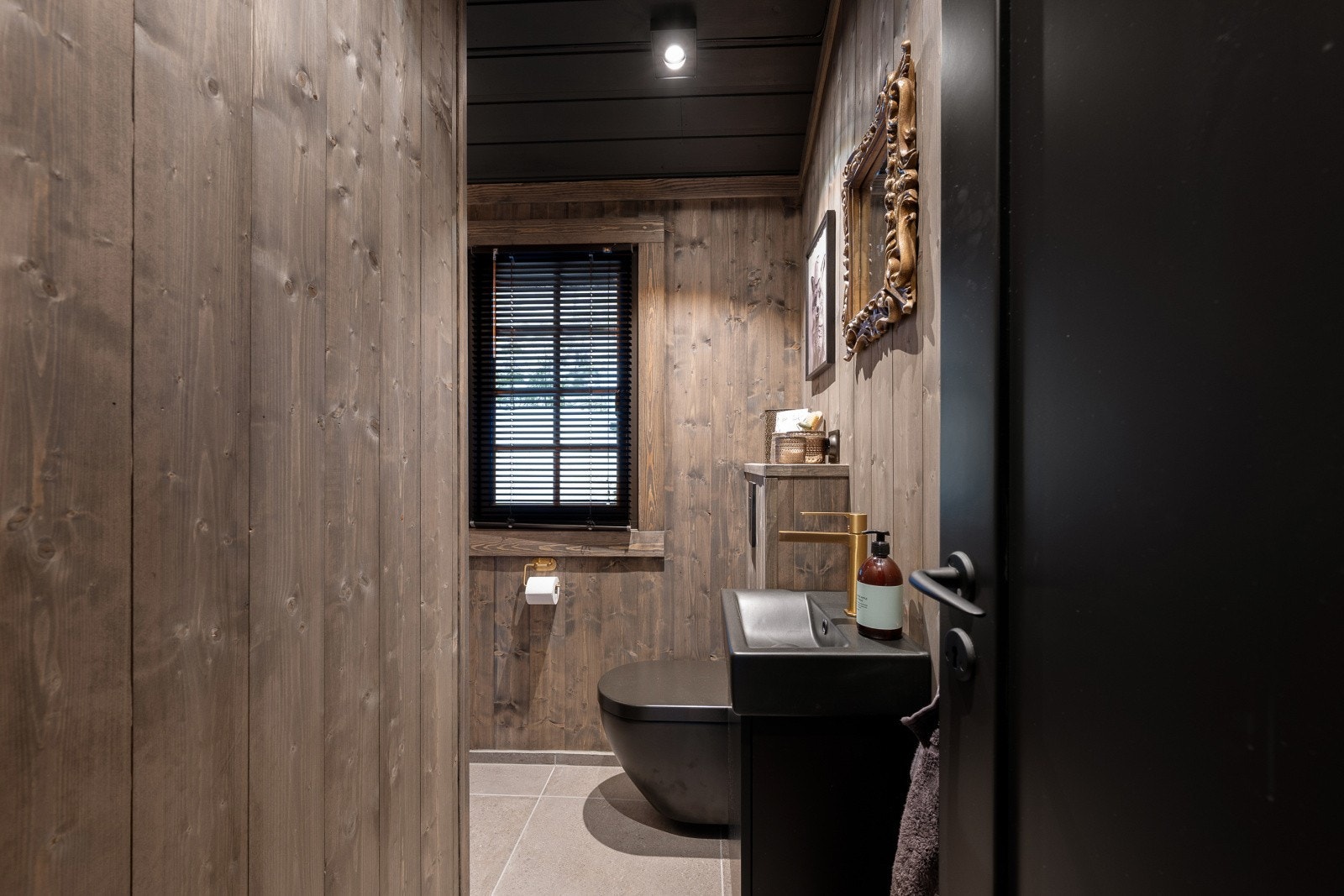 Det er i tillegg et romslig toalettrom som fungerer som kombinert vaskerom. Galleribilde