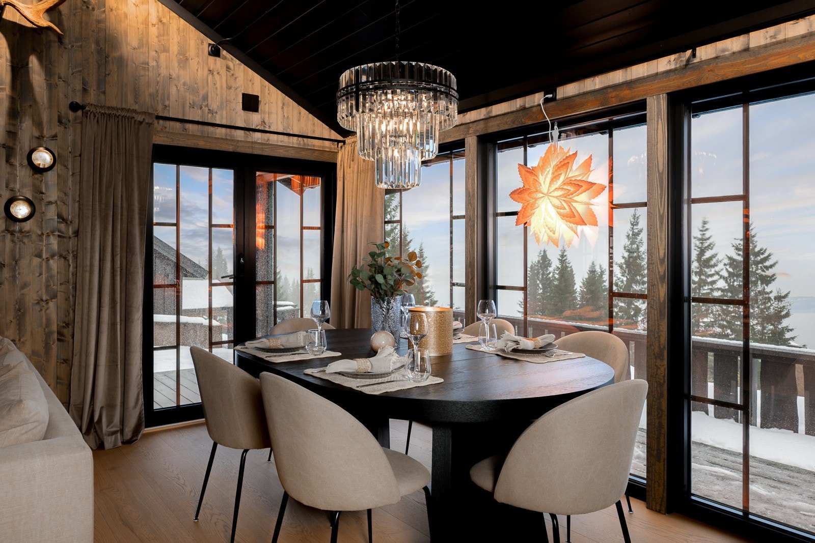 I stuen sitter man usjenert uten innsyn og kan nyte den fantastisk utsikten utover dalen. Galleribilde