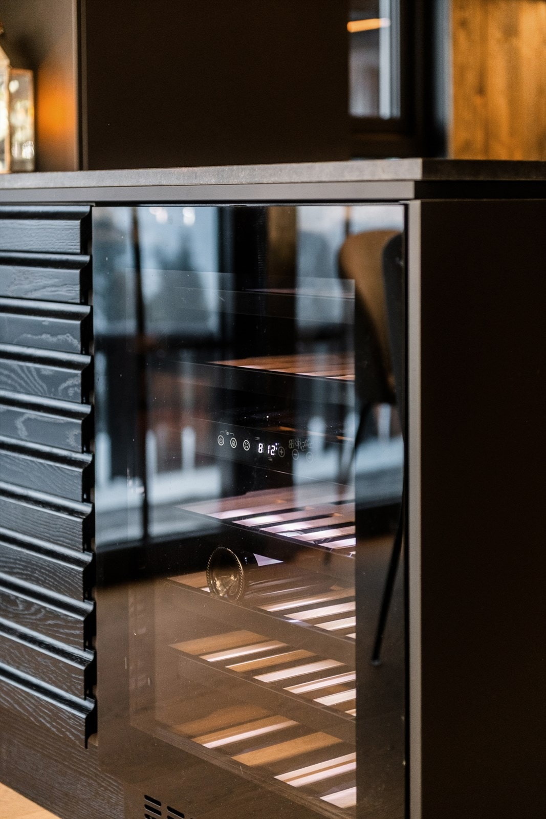 Vinskap fra Temptech. Øvrige hvitevarer foruten kjøl/frys av typen Miele. Galleribilde