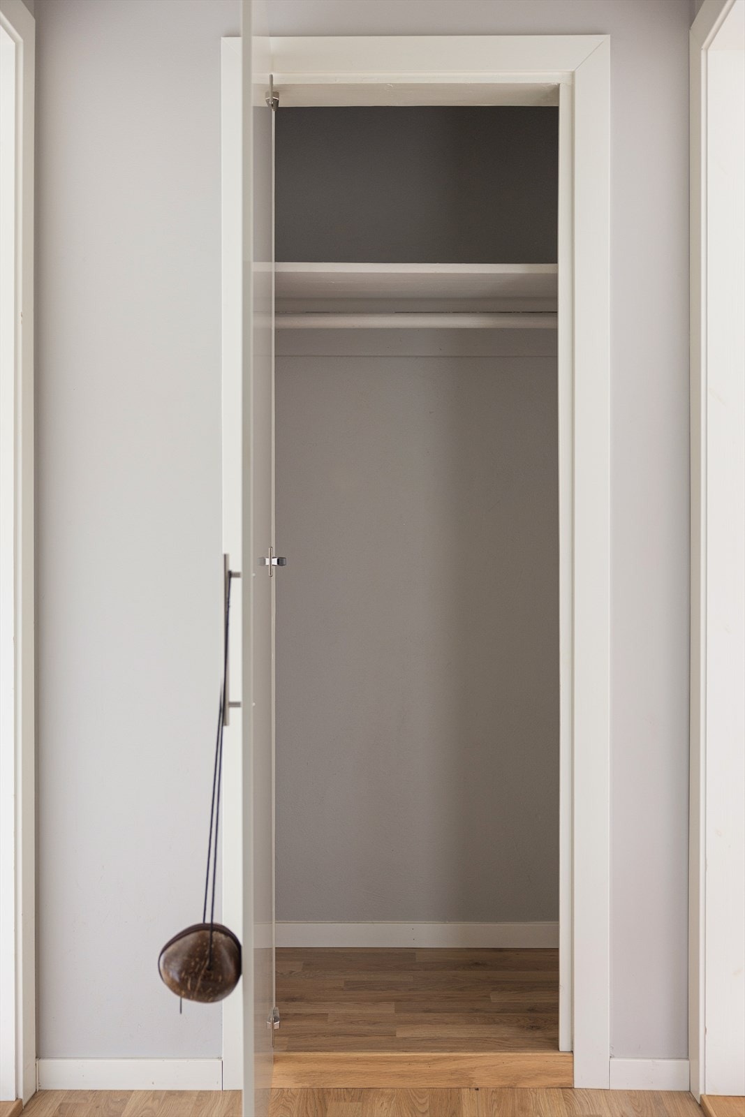 I tilknytning til entréen er det en bod med god plass til sko og yttertøy. Galleribilde