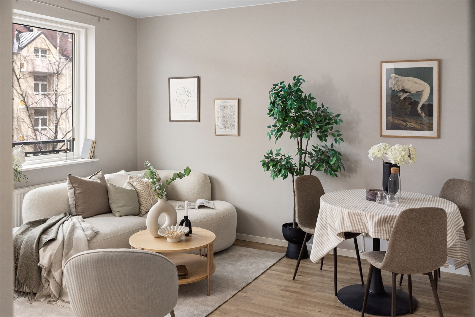 Varmtvann, fyring og internett er inkludert i lave felleskostnader på kr. 2 694,- per måned. Galleribilde