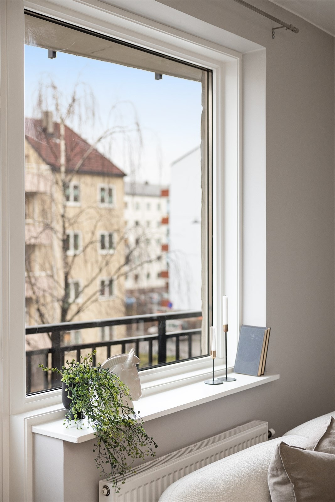 Store vindusflater som gir rikelig med luft og lys. Galleribilde