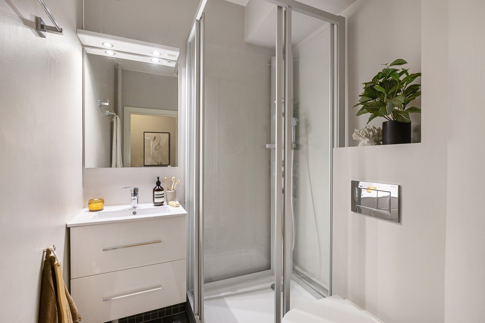 Flislagt baderom med varme i gulvet. Baderommet ble overflateoppusset i 2013. Galleribilde