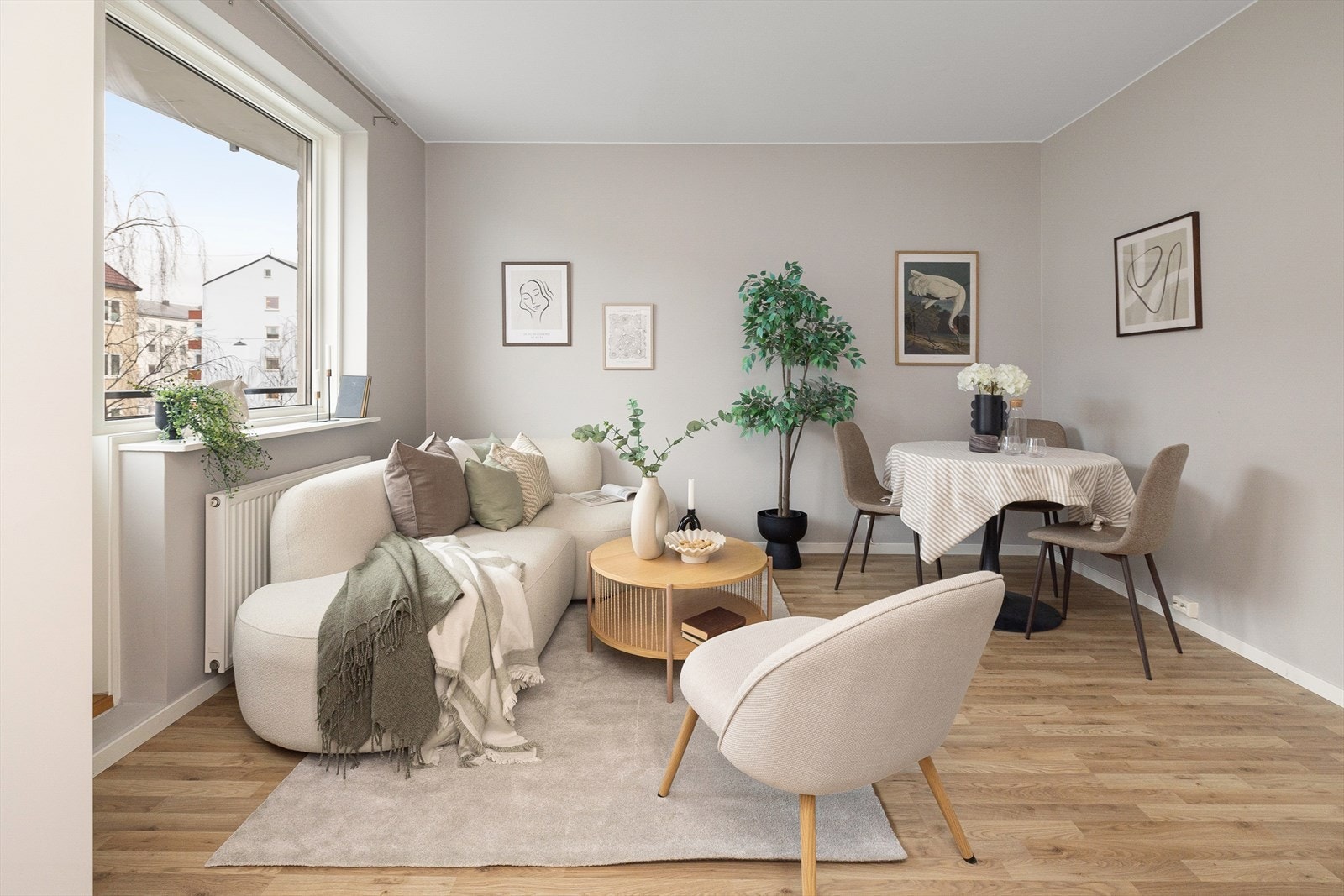 Plass til sofaseksjon med tilhørende møblement og spisebord. Galleribilde