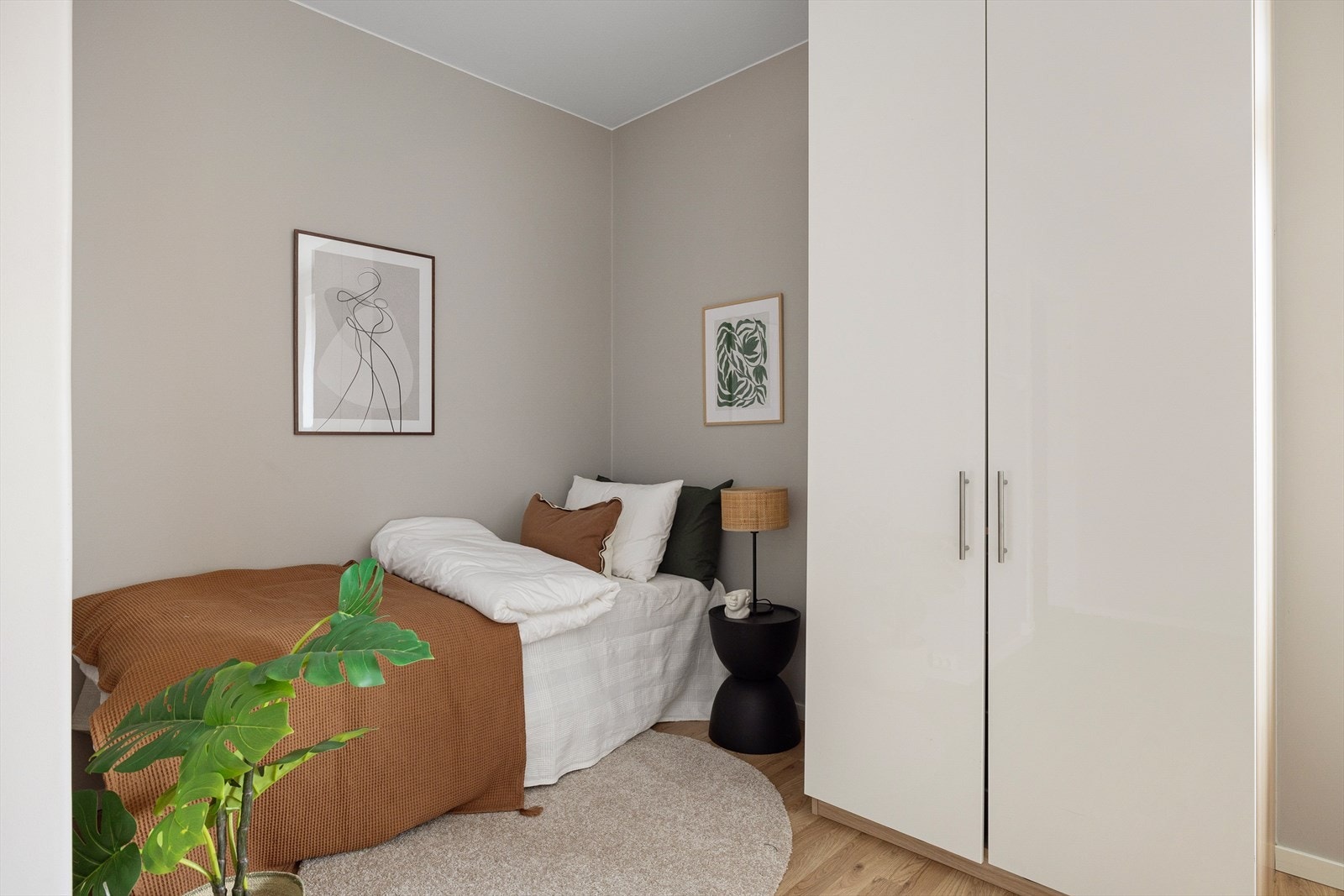 I stuen er det også plass til seng og garderobeløsning. Galleribilde