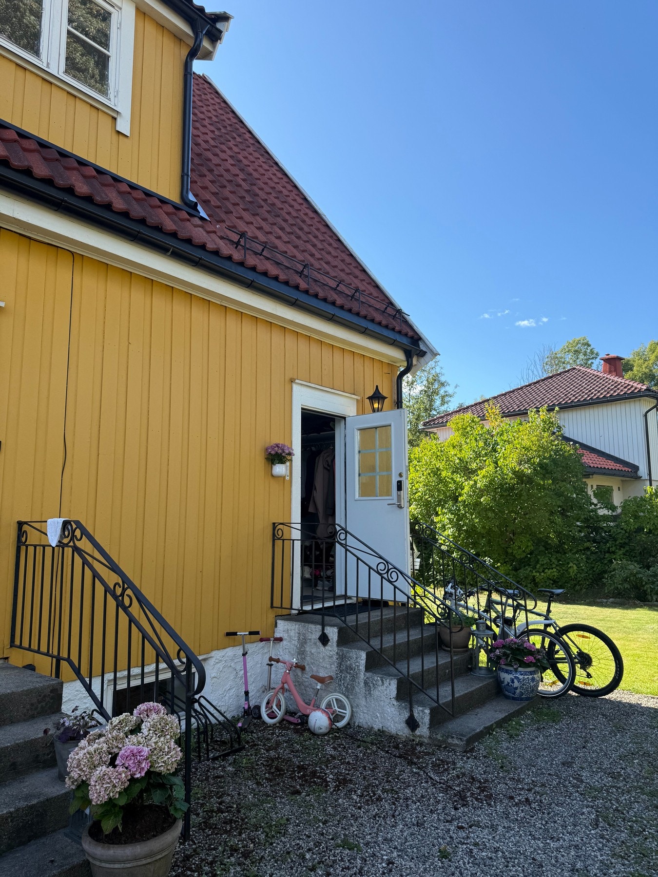 Privat sommerbilde av inngangsparti. Galleribilde