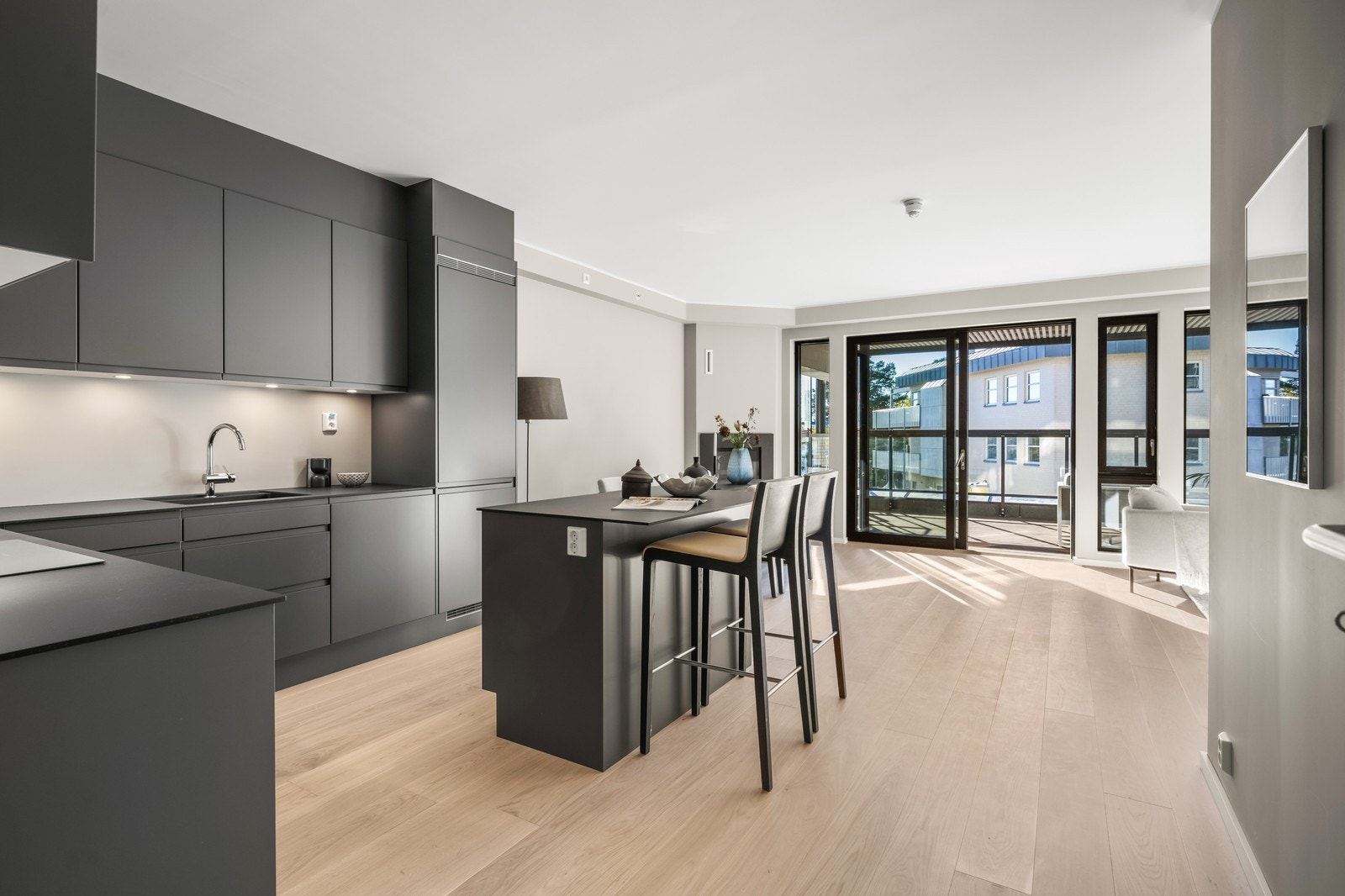 Stort kjøkken i åpen løsning mot spisestue Galleribilde