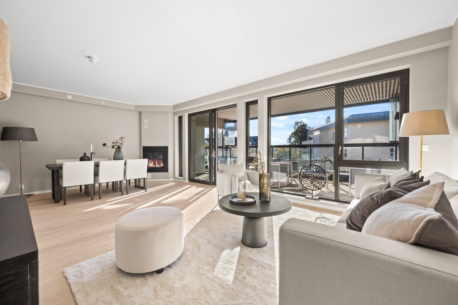 Store vindusflater som gir godt med naturlig lys i boligen Galleribilde