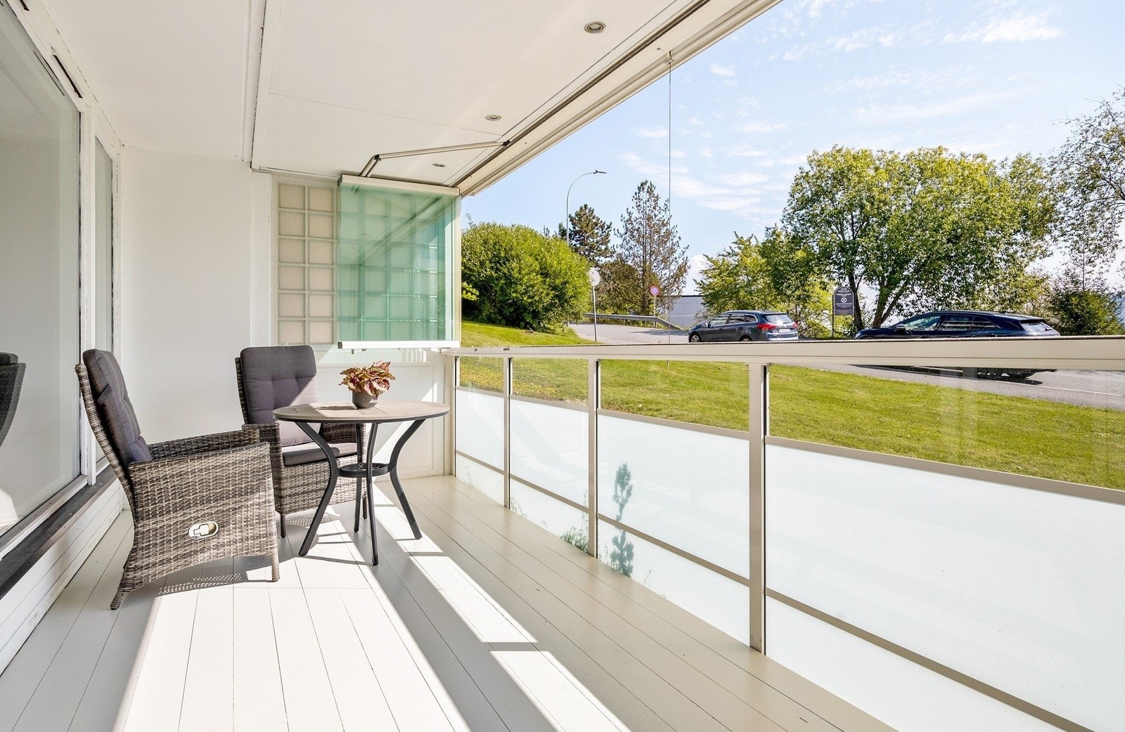 Romslig innglasset balkong på ca. 15 m² Galleribilde