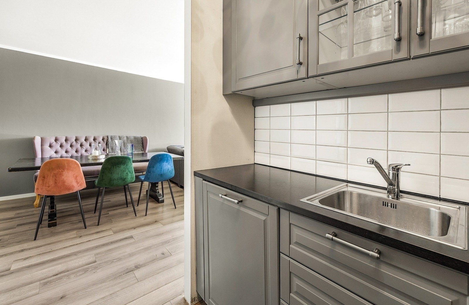 Stuen gir også rom til spisegruppe i tilknytning til kjøkkenet Galleribilde