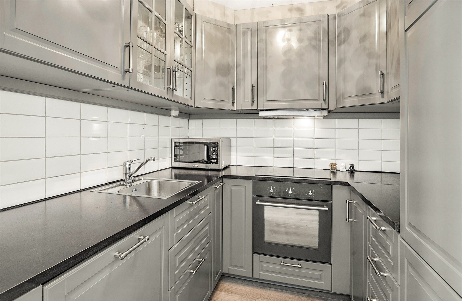 Kjøkken med integrerte hvitevarer Galleribilde