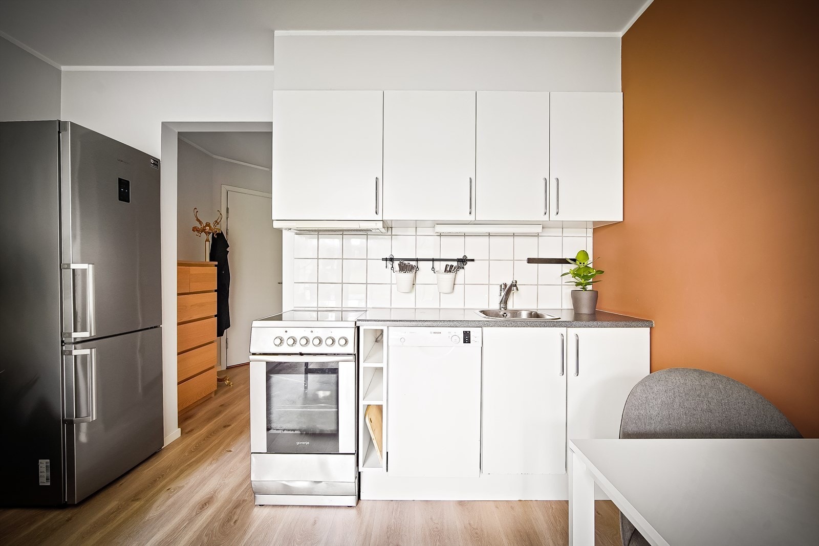 Kjøkken i åpen løsning mot stuen. Galleribilde