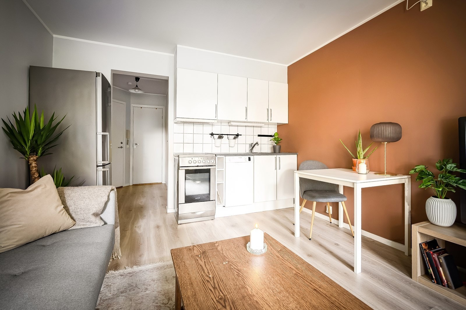 I stuen er det plass til både sofa og spisebord. Galleribilde