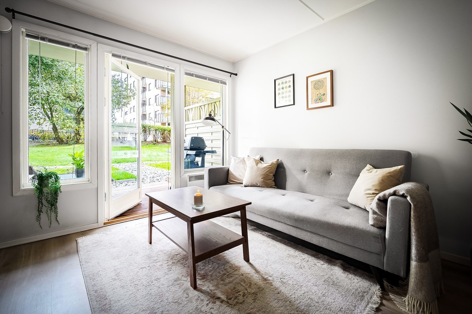 Romslig og lys stue med god plass til sofa. Galleribilde